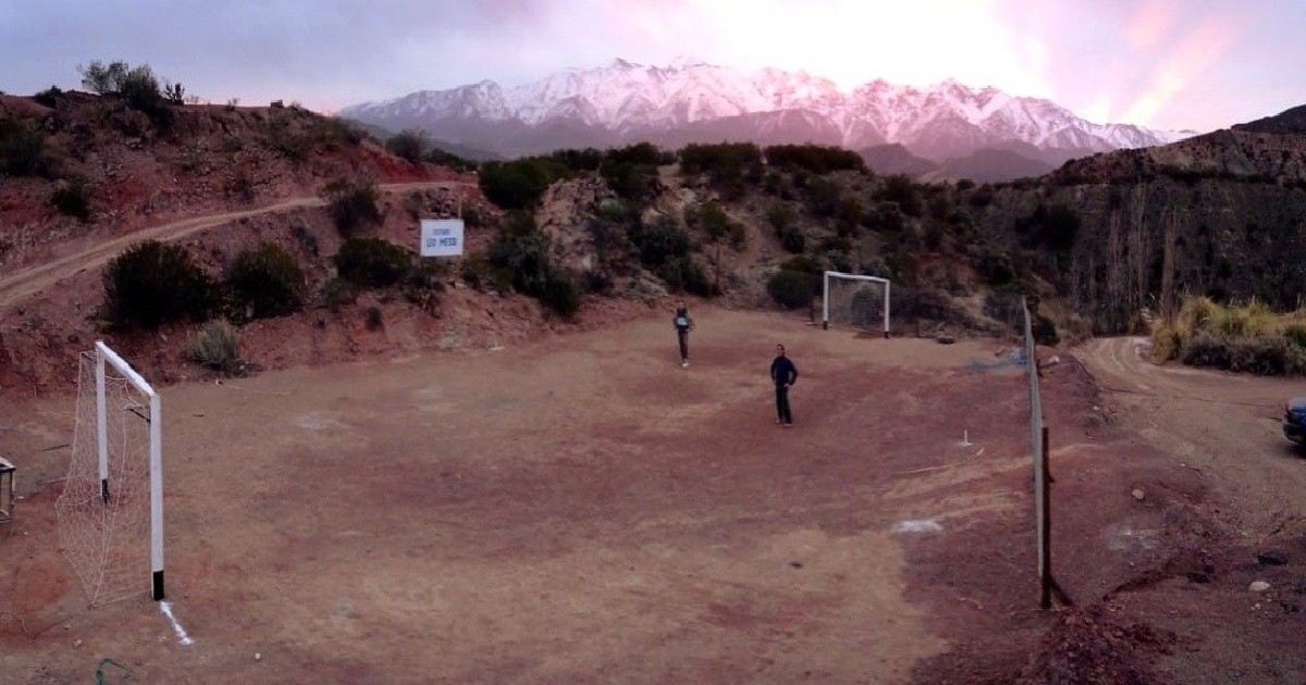 Construyeron una cancha en medio de las montañas con el nombre de Lionel Messi