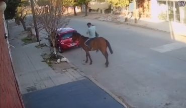 Córdoba: robó una sillita de bebé de un auto y escapó a caballo