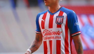 Cristian Calderón abandona en camilla entrenamiento de Chivas