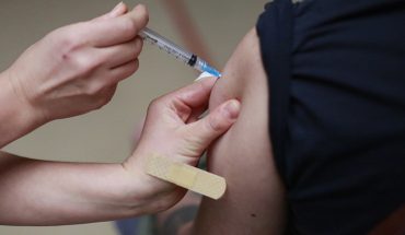 EE.UU. llega con retraso a la meta de vacunación de Biden en medio de explosivo aumento de contagios
