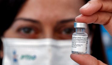 EU da aprobación total a la vacuna de Pfizer contra COVID-19