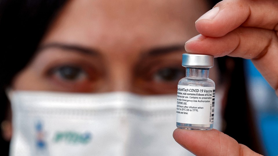 EU da aprobación total a la vacuna de Pfizer contra COVID-19