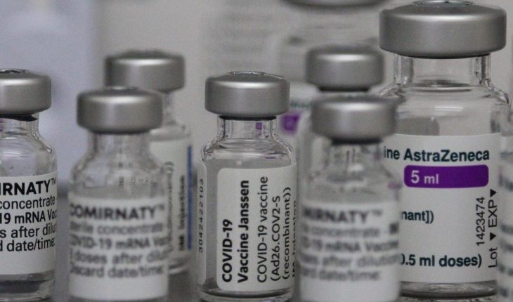 Eficiencia de las vacunas covid de Pfizer y Sinovac, según Chile