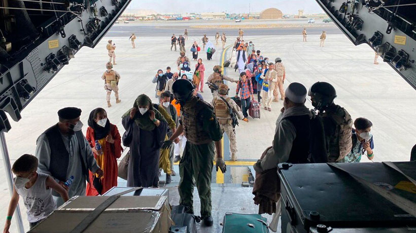 El caos hace casi imposible el acceso a los vuelos de evacuación en Kabul