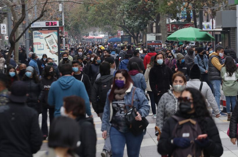 Especialistas debaten si Chile alcanzó la esperada inmunidad de rebaño