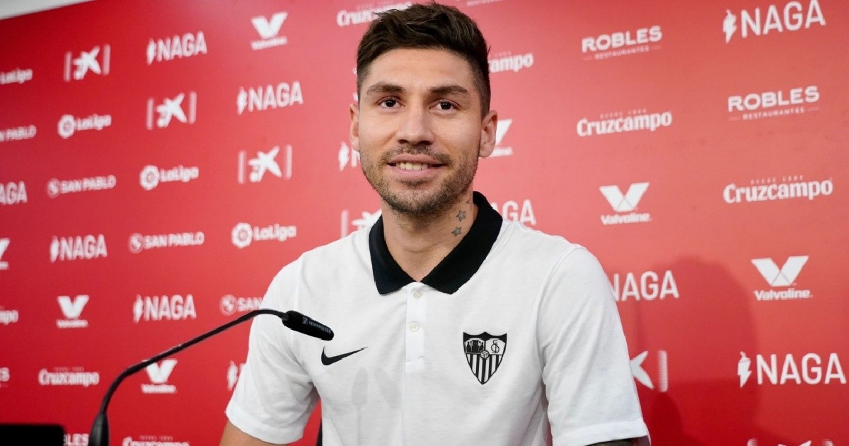 Gonzalo Montiel fue presentado oficialmente como nuevo jugador del Sevilla