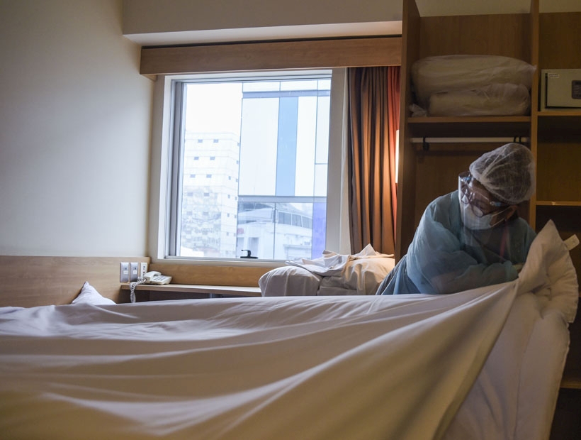 Hombre en huelga de hambre por alto costo de hoteles sanitarios: "Esto es un gran negocio, está articulado"