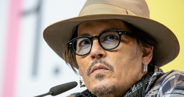 Johnny Depp recibe premio en festival de cine y es criticado por directoras — Rock&Pop