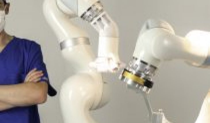 Médico chileno crea robot para cirugía abdominal único en el mundo