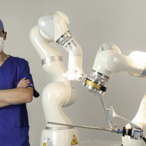 Médico chileno crea robot para cirugía abdominal único en el mundo