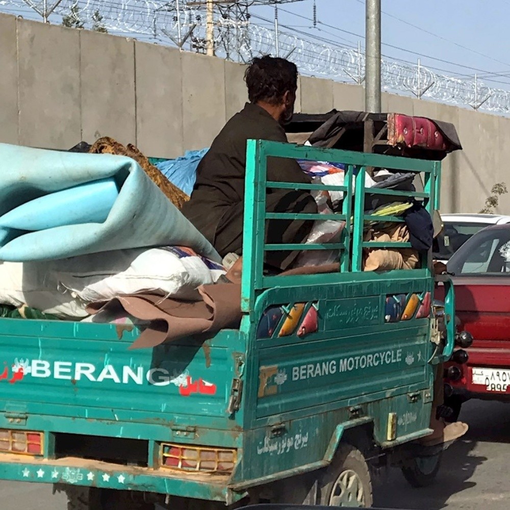 Miles de personas huyen de Afganistán tras victoria de talibanes