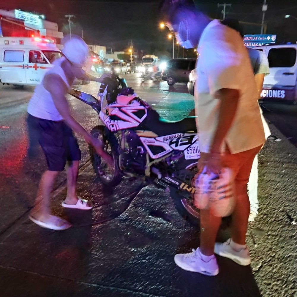 Motociclistas son arrollados por carro en Mazatlán, Sinaloa