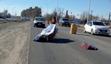 Neuquén: un coche fúnebre perdió un ataúd y quedó abierto en plena ruta