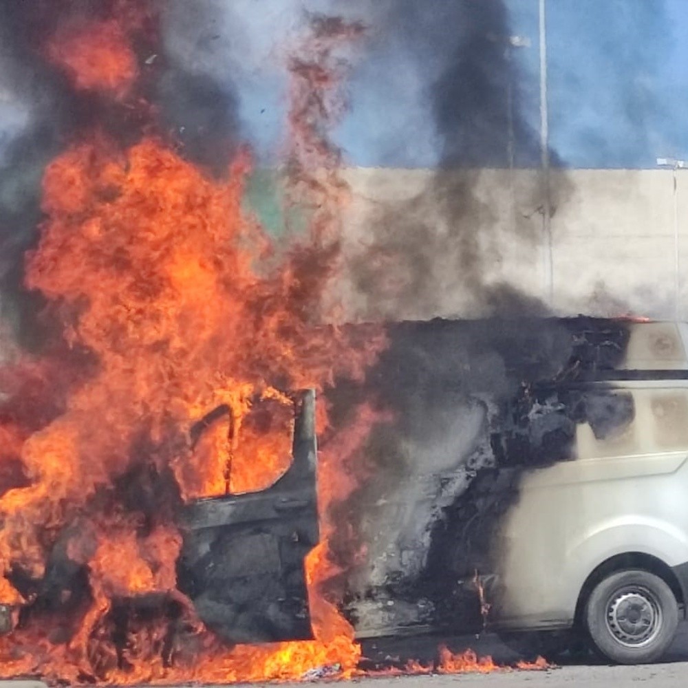 Se quema camioneta cerca de plaza comercial en Mazatlán