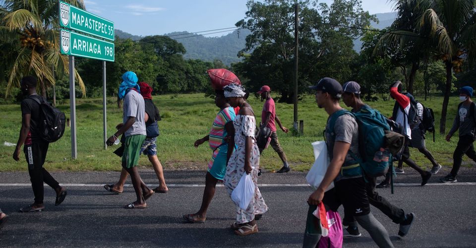 Suspenden a agentes por abusos contra caravana migrante en Chiapas
