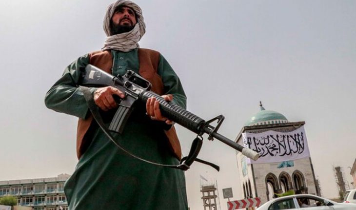 Talibanes celebran con disparos al aire la salida de EE.UU. de Afganistán
