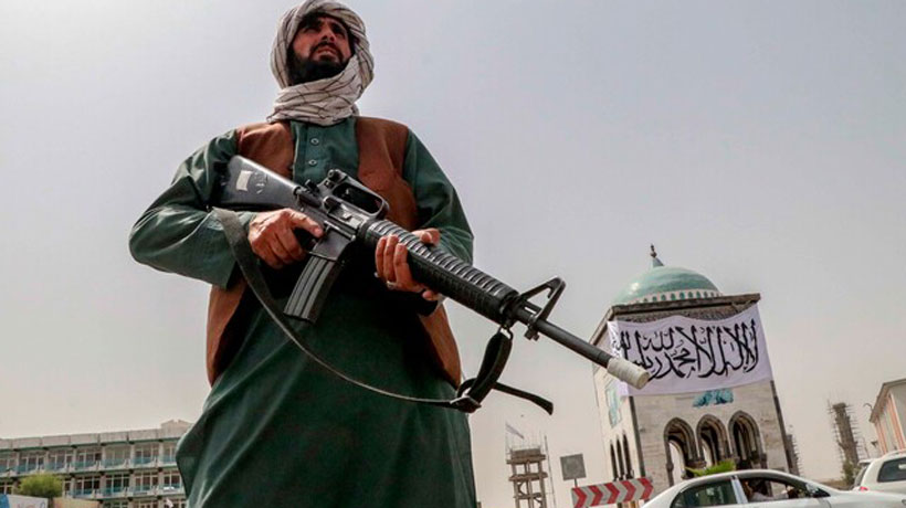 Talibanes reprimieron masiva manifestación a favor de la bandera afgana