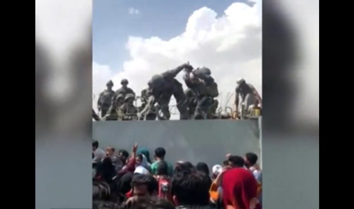 [VIDEO] Un bebé afgano es entregado por encima de un muro en Kabul a soldados de EE.UU.