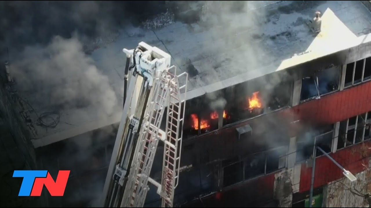 Los impactantes videos del trágico incendio del edificio de Caseros en el que murieron tres bomberos