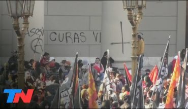 Video: MANIFESTANTES ESCRIBIERON LAS PAREDES DE LA CATEDRAL Y EL CABILDO