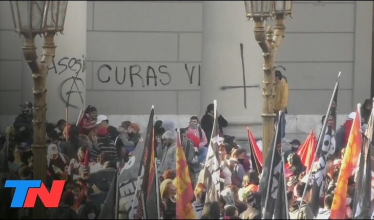 Video: MANIFESTANTES ESCRIBIERON LAS PAREDES DE LA CATEDRAL Y EL CABILDO