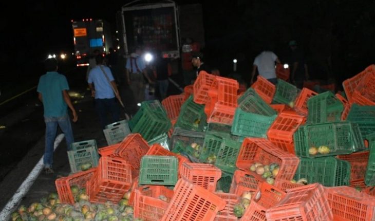 Vuelca camión cargado con mango en Ahome