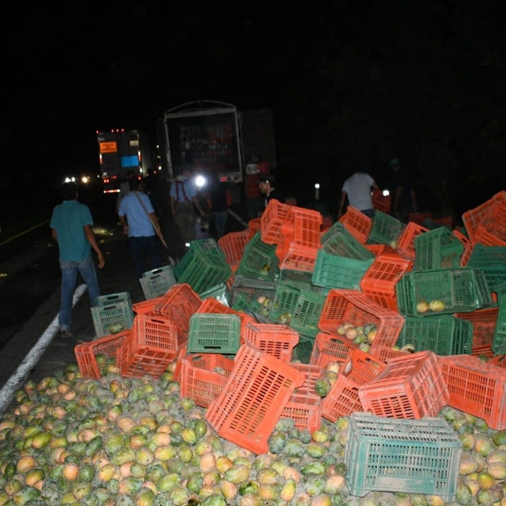 Vuelca camión cargado con mango en Ahome