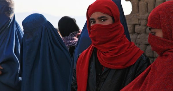 " las mujeres allá por los talibanes no pueden vivir" — Rock&Pop