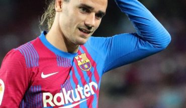 translated from Spanish: Antoine Griezmann celebrates 100 games with Barcelona