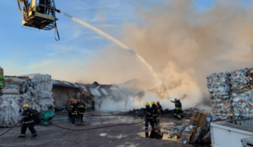 translated from Spanish: Fierce fire in a paper warehouse in the city of Bahía Blanca