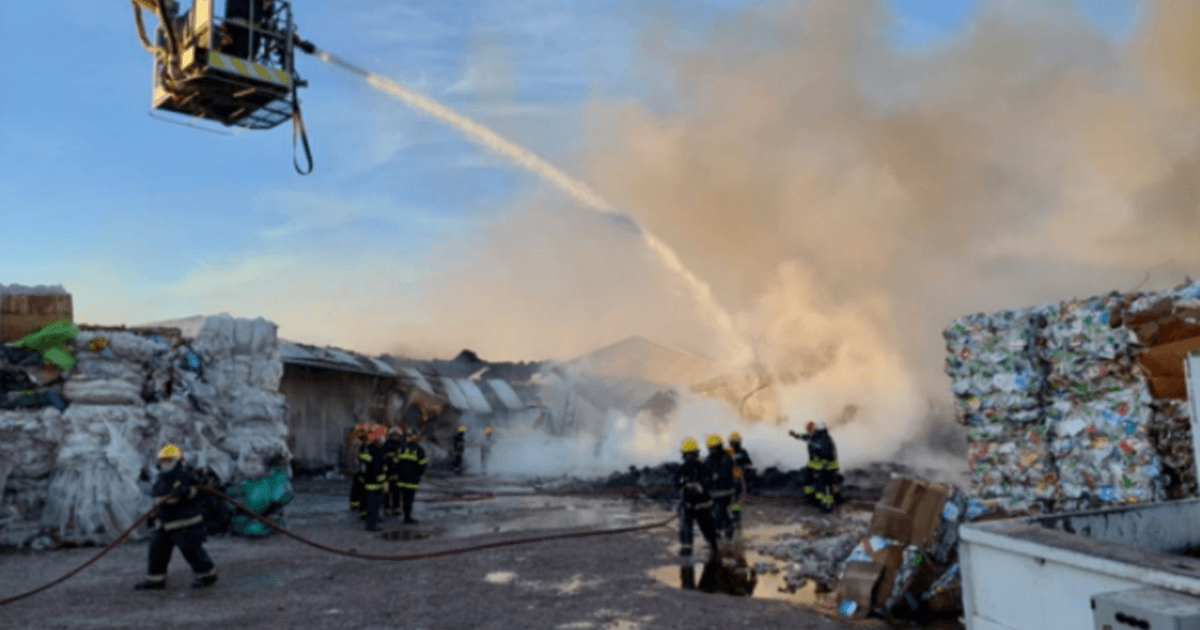 Fierce fire in a paper warehouse in the city of Bahía Blanca