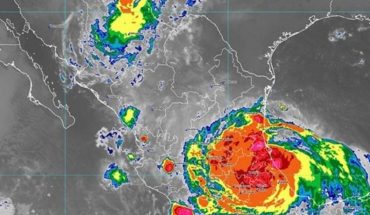 translated from Spanish: Hurricane Grace Alert remains in effect in Veracruz