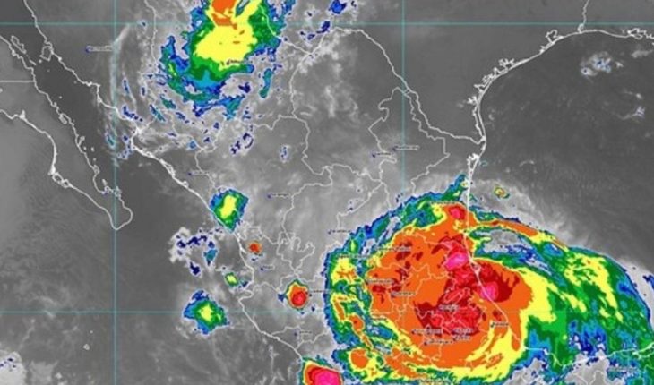 translated from Spanish: Hurricane Grace Alert remains in effect in Veracruz