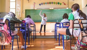 translated from Spanish: The Ministry of Education analyzes reducing distancing to expand school attendance