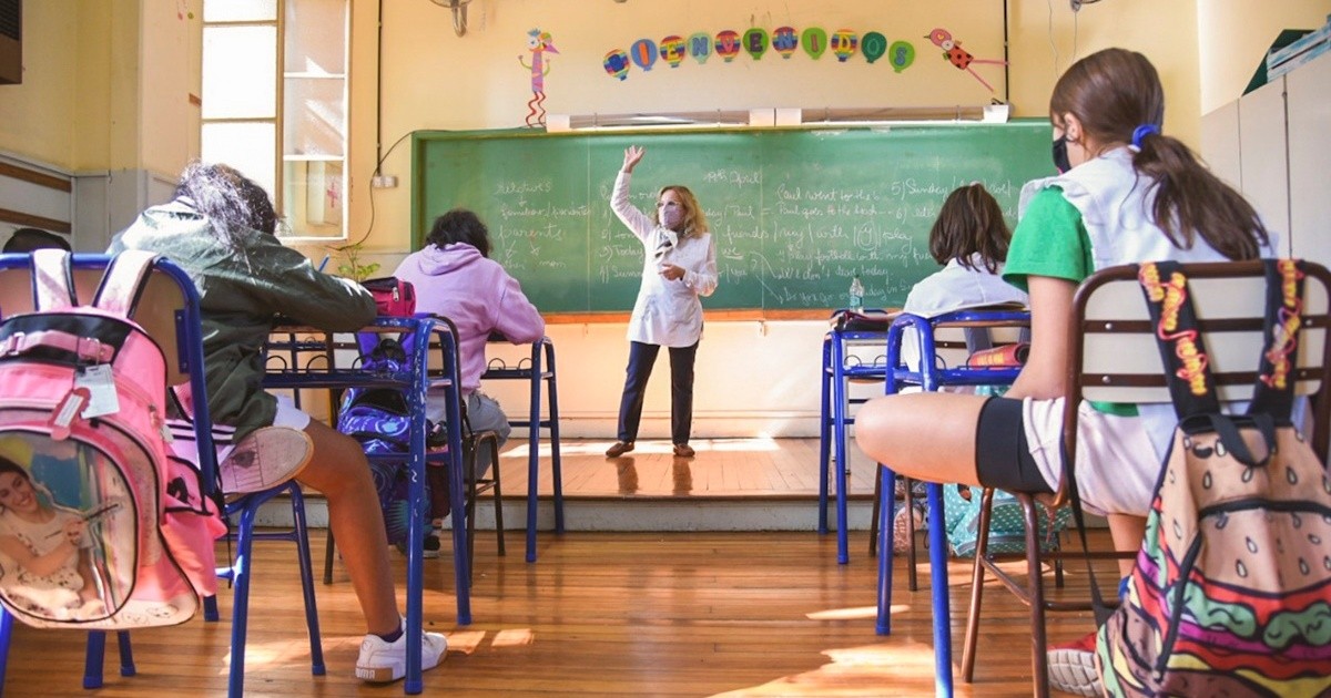 The Ministry of Education analyzes reducing distancing to expand school attendance