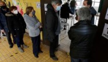 translated from Spanish: The tables of the citizen consultation are closed and the counting of votes begins to define the presidential charter of the center-left