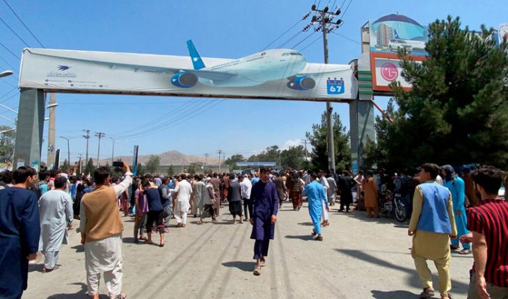 translated from Spanish: U.S. Embassy recommends not approaching Kabul Airport