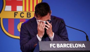 translated from Spanish: Unable to contain the emotion, Lionel Messi said goodbye to Barcelona