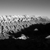 «Atacama: Geometría de un Cautiverio»: un libro con texto y fotografías como partes de un mismo ser