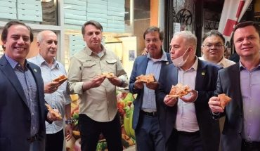 Bolsonaro comió pizza en la vereda en Nueva York por no estar vacunado