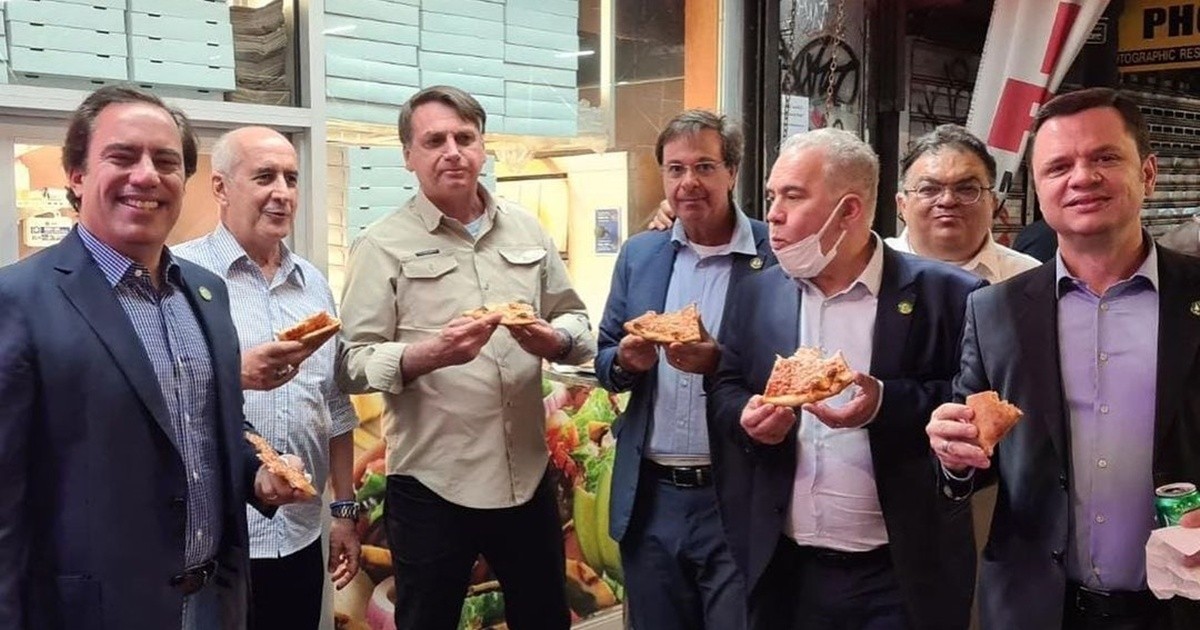 Bolsonaro comió pizza en la vereda en Nueva York por no estar vacunado