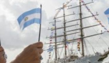 De lejitos no más: el gesto del buque escuela de la Armada de Argentina en Valparaíso