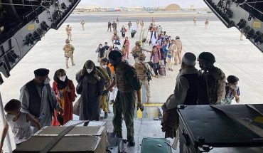 EE.UU. suspendió temporalmente los vuelos con afganos tras casos de sarampión