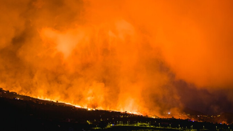 Erupción de volcán en Canarias sigue causando daños aunque la lava avanza lentamente