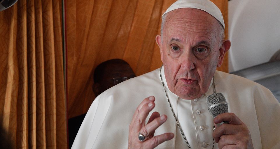 'Estoy vivo, aunque algunos me querían muerto', bromea el papa Francisco