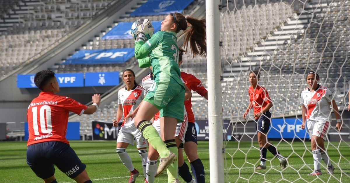 Fútbol femenino: River y San Lorenzo se mantienen en la punta del torneo