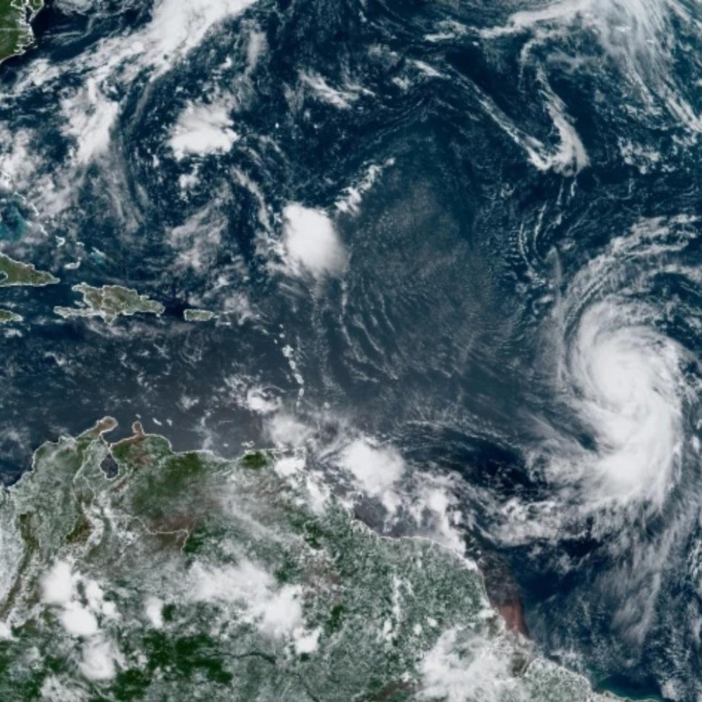 "Larry" avanza como huracán categoría 3 por el océano Atlántico