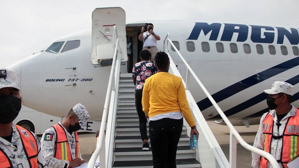 México inicia vuelos de 'repatriación voluntaria' de migrantes haitianos