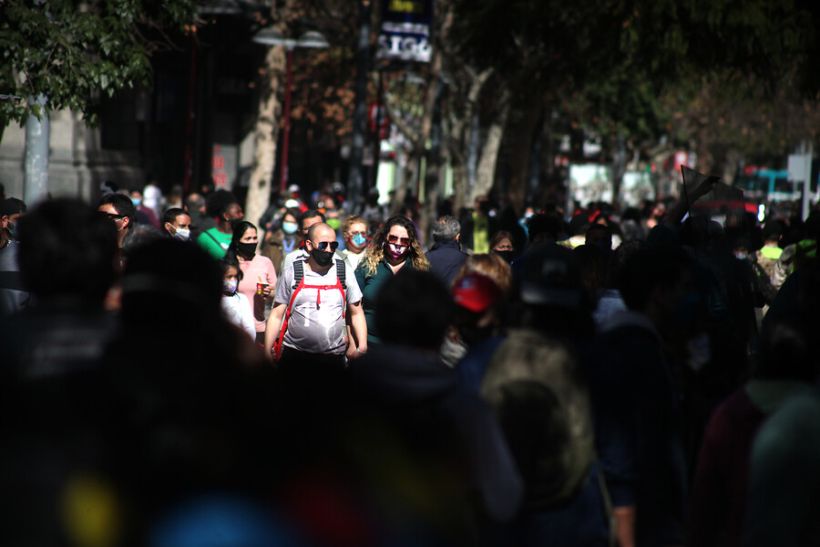 Miedo de los chilenos a contagiarse con covid alcanzó su menor nivel