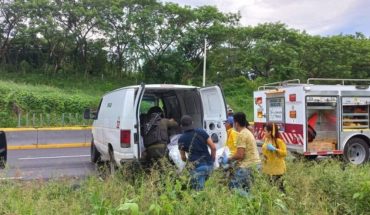 Mueren cuatro migrantes al volcar camioneta en Veracruz